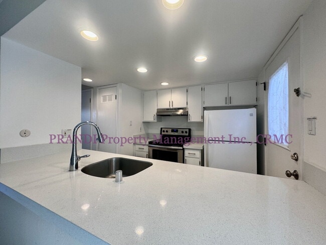 Building Photo - Updated Towhome with Washer/Dryer, Near Pa...