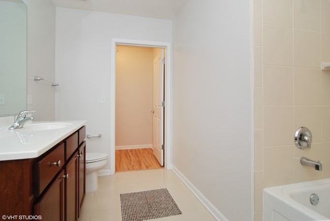 Building Photo - ReVerb Century Station Apt! (3200 S Oak Park)