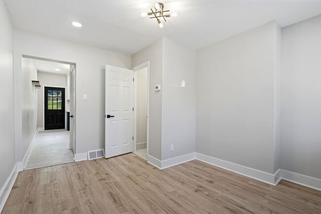 Building Photo - Freshly Renovated 2 Bedroom in Bloomfield available NOW!