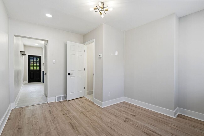 Building Photo - SCORE 50% OFF 1ST MONTH'S RENT IF SIGNED BY JULY 3! Freshly Renovated 2 Bedroom in Bloomfield ava...