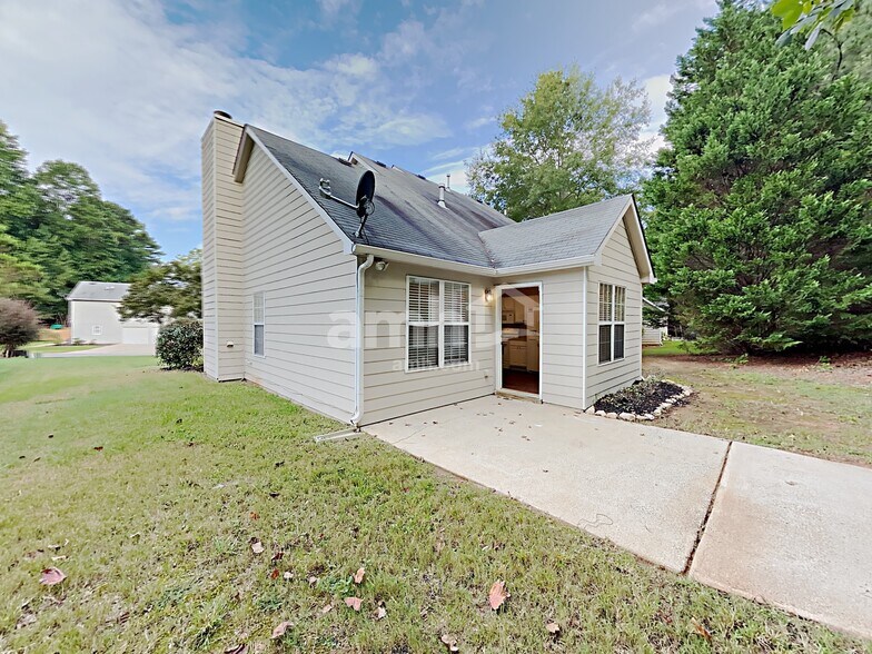Building Photo - 2656 Lake Park Bnd