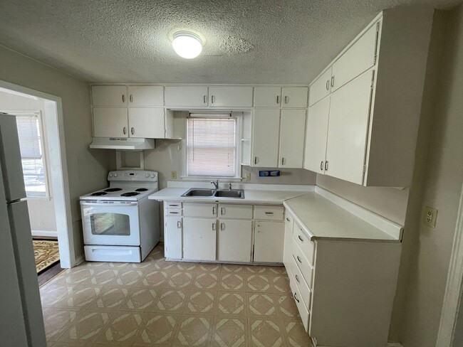 Building Photo - 4 bedroom Home Near Campus! Preleasing for...