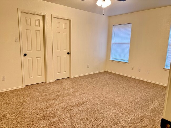 Building Photo - 1215 E Avenue H