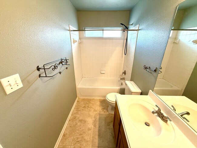 Building Photo - 842 Windhurst