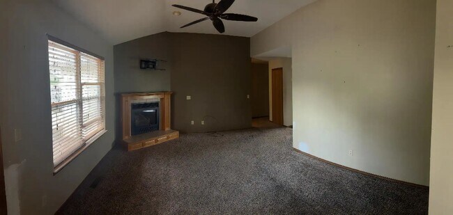 Building Photo - 3 bedroom 2 bathroom 2 car garage on quiet block.