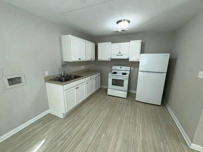 Building Photo - 4923-4923 Woodmont Dr