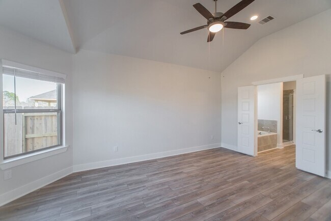 Building Photo - 10627 Whitejacket