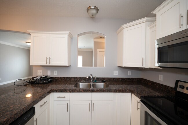 Building Photo - Main Floor Condo in Saratoga Springs!