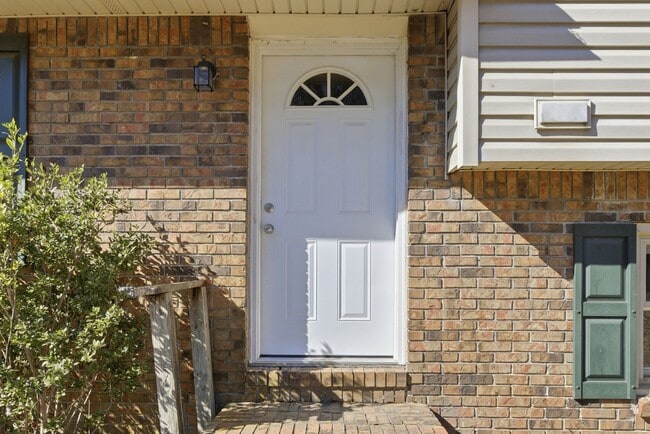 Building Photo - Spacious 3BR Home Close to Post, Schools & Shopping