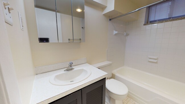 Building Photo - MacArthur Blvd Studio Apartment W/Off Stre...