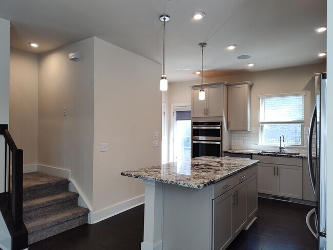 Building Photo - Modern End-Unit Townhome located in the Ce...