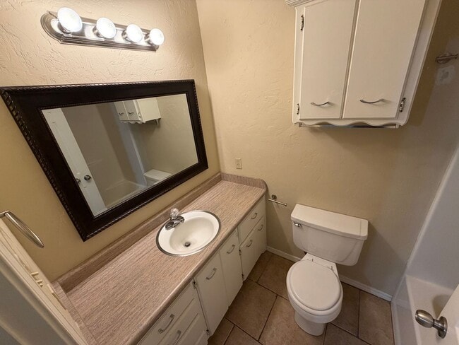 Building Photo - 732 Foster Ln