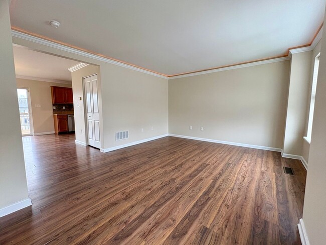 Building Photo - 3 Bedroom 2.5 Bathroom in York!