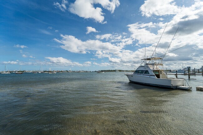 Building Photo - 300 E 24th St