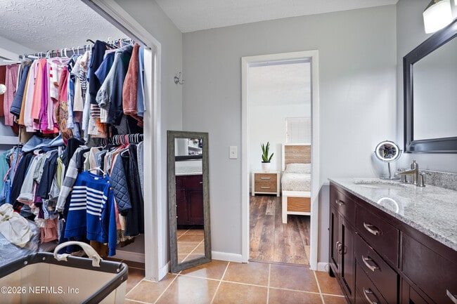 Building Photo - 6717 Lenczyk Dr