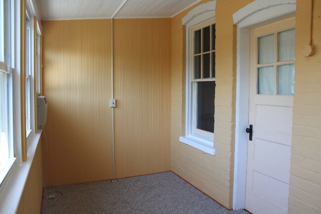Building Photo - 1121 Oates St NE