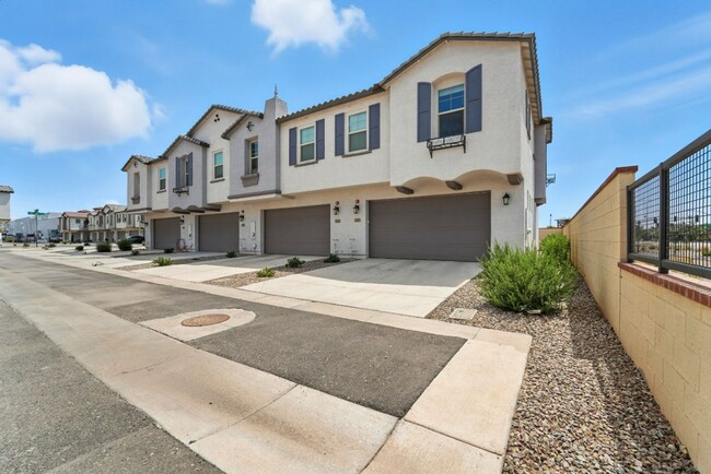 Building Photo - Like New Luxurious Model Home in Warner Meadows!