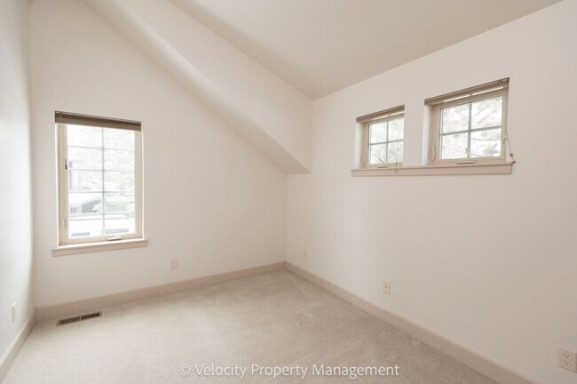 Building Photo - 2469 NW Sacagawea Ln