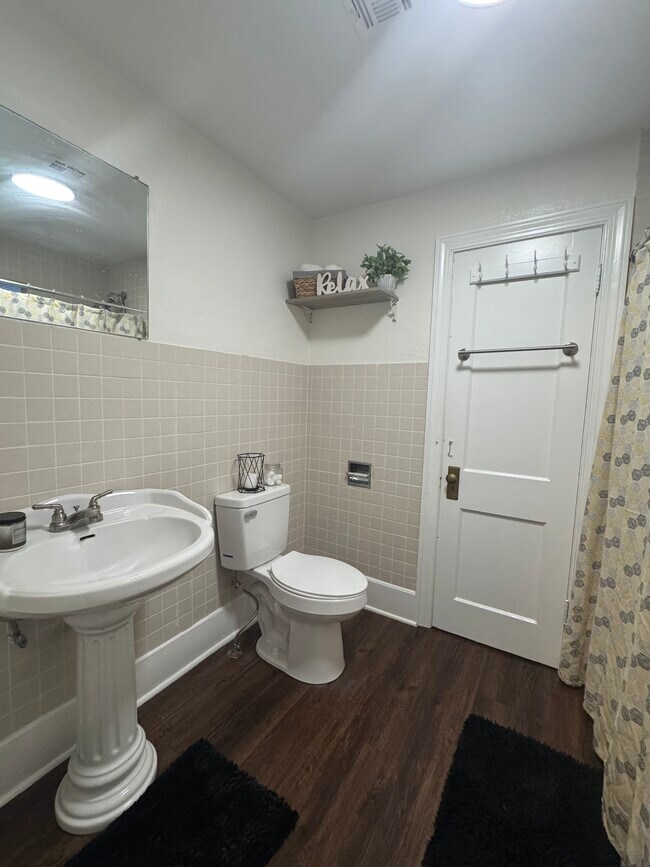 Building Photo - 304 N Cimarron Ave