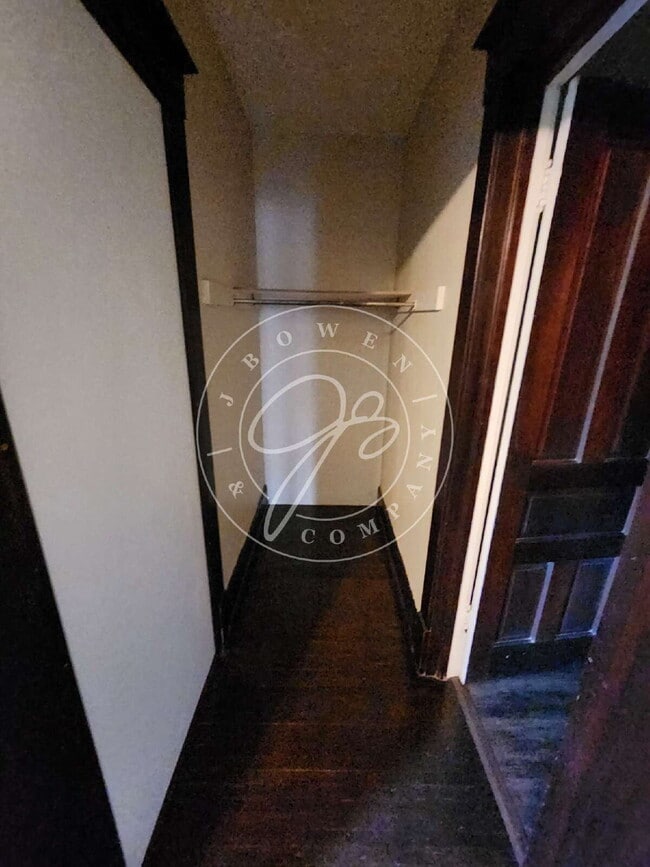 Building Photo - 1 bedroom includes all utilities and appli...