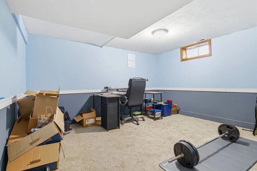 Building Photo - 705 Eastview Dr