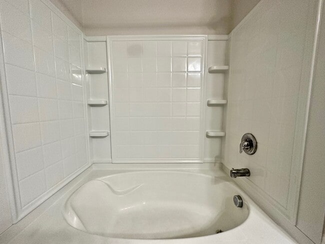 Building Photo - Unfurnished three bedroom 2.5 bathroom Tow...
