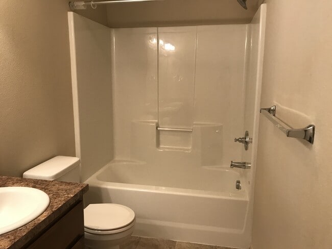 Building Photo - ONE MONTH FREE OF RENT!! Well Maintained, High Ceilings, Bonus Room, Great Location!