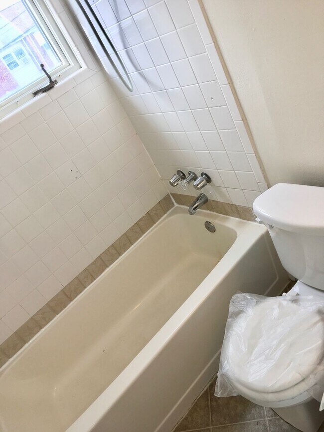 Building Photo - Charming 3 Bedroom/1 Bathroom Townhome in Dundalk, MD!