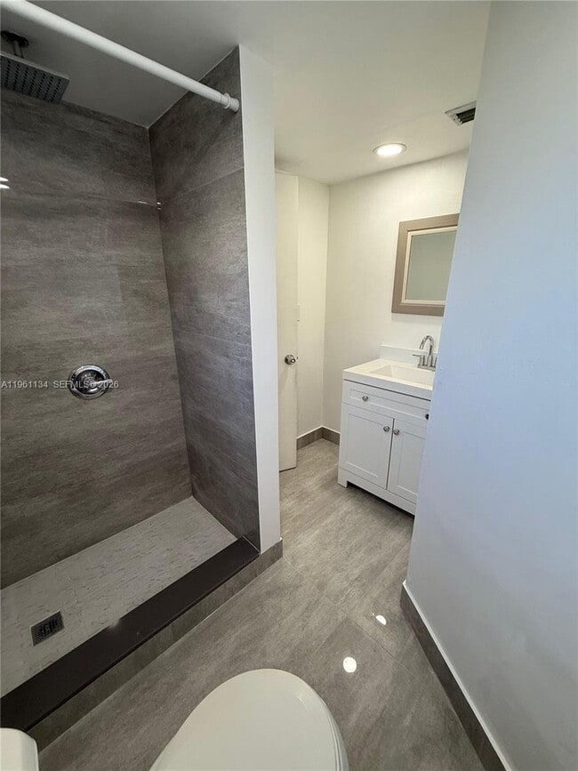 Building Photo - 1710 NE 191st St