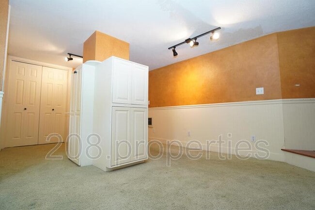 Building Photo - 2721 W Cassia St