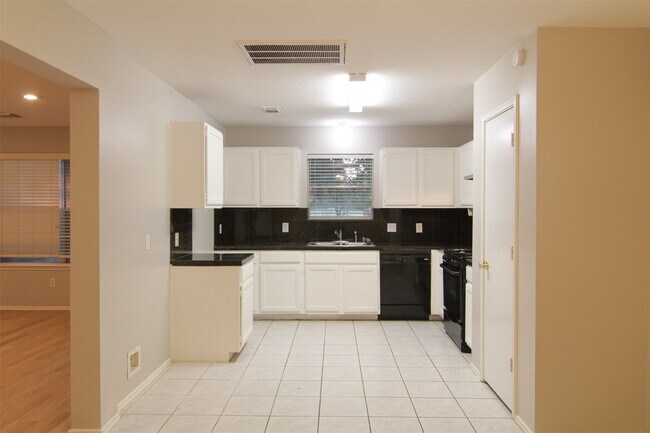 Building Photo - 8230 Golf Green Cir