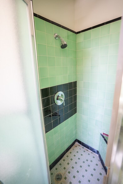 Bathroom shower - 157 South Westmoreland Avenue