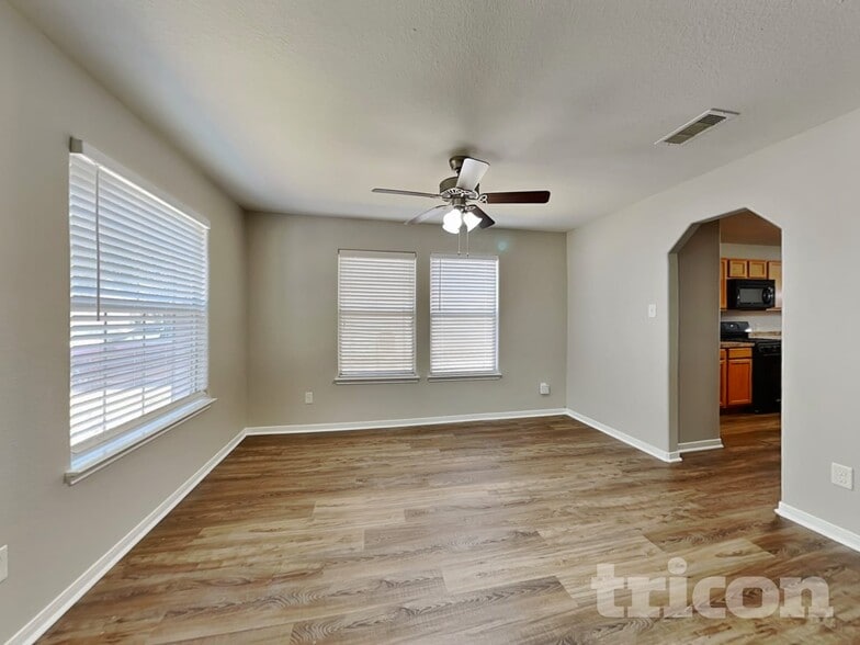 Building Photo - 8927 Summer Valley Ln