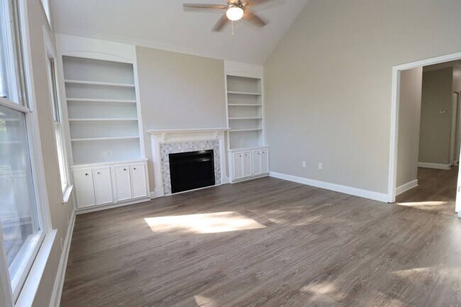 Building Photo - Luxury 3BR/2BA Renovated Condo