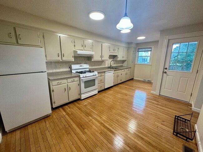 Building Photo - 109 Magoun Ave