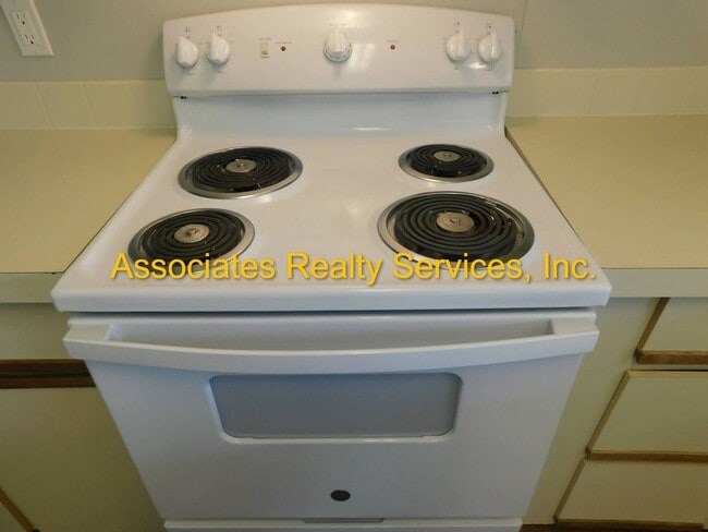 Building Photo - Secluded home in the country!