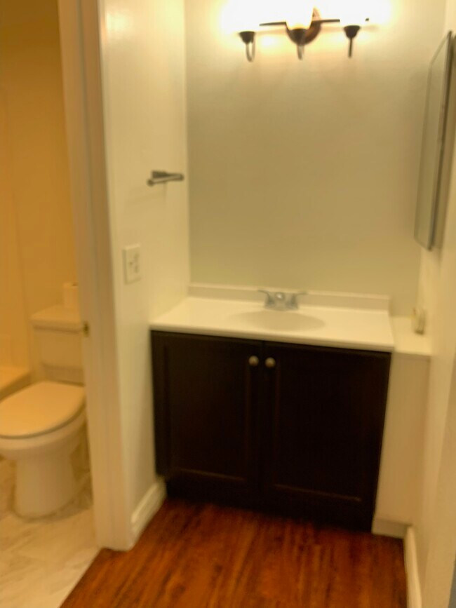 En-suite bathroom w/bathtub - 13864 Dawson St