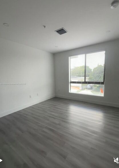 Building Photo - 859 E 24th St