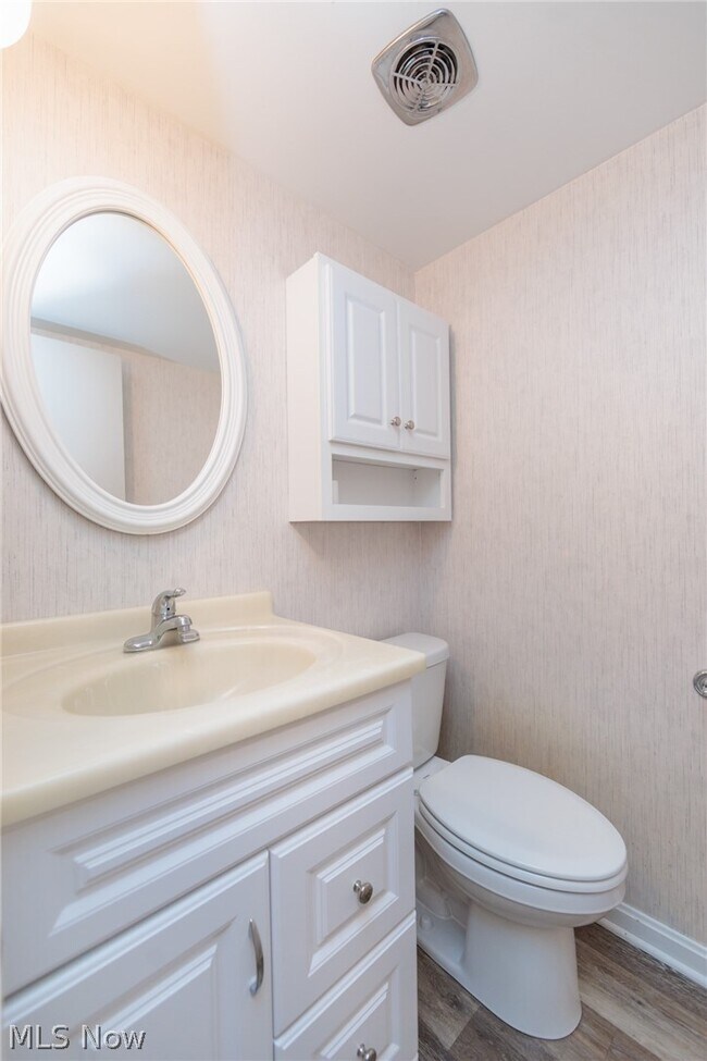 Building Photo - 7020 Carriage Hill Dr