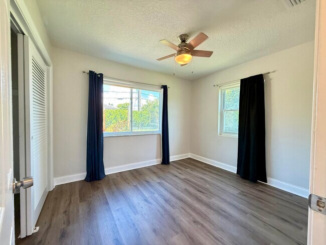 Building Photo - 1615 Crest Dr