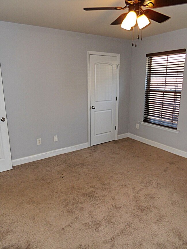 Building Photo - 706 Oak Cove Ln NW