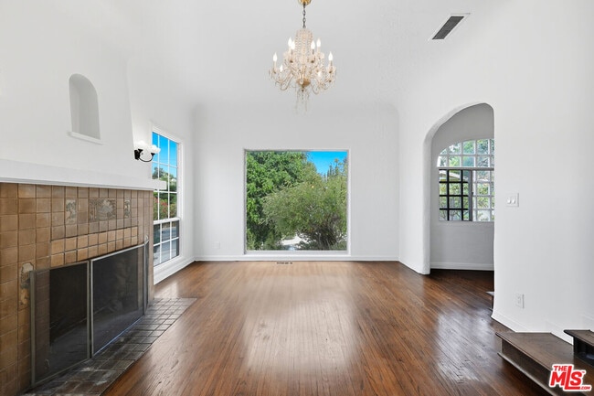 Building Photo - 2132 Cove Ave