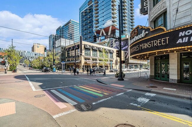 Building Photo - 524 W 10th St