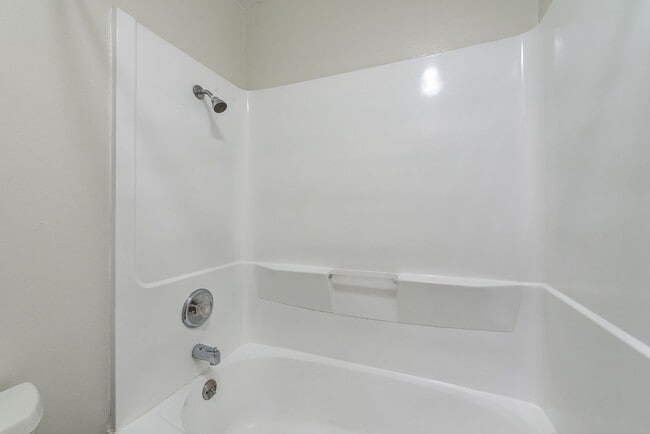 Building Photo - Amazing, Quiet University City Condo For Rent