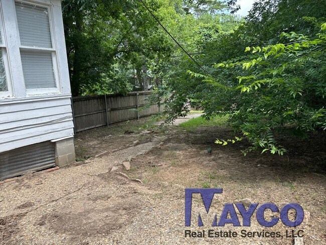 Building Photo - 2 bedroom 1 bath house in Highland!