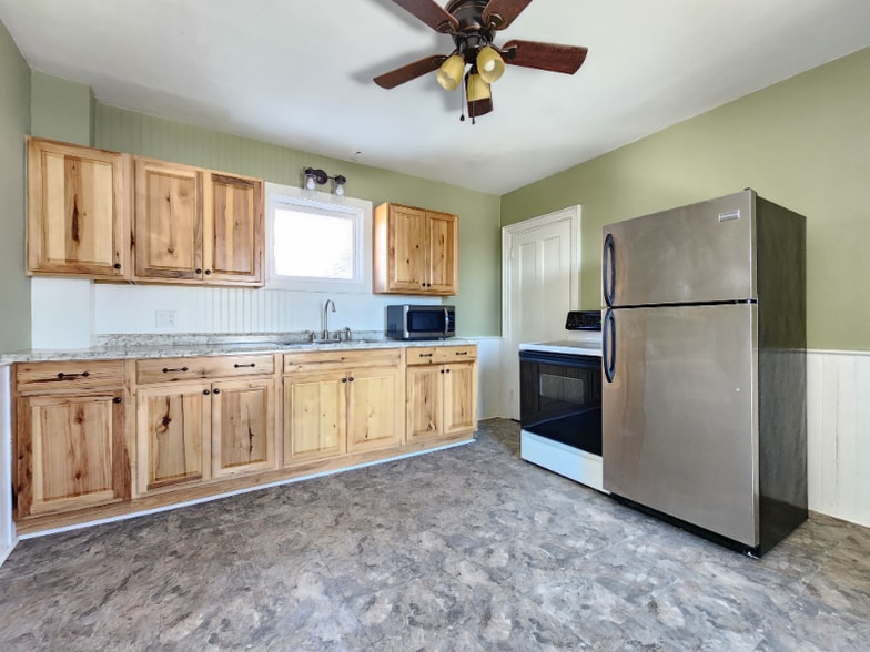 Primary Photo - 72 Pier St