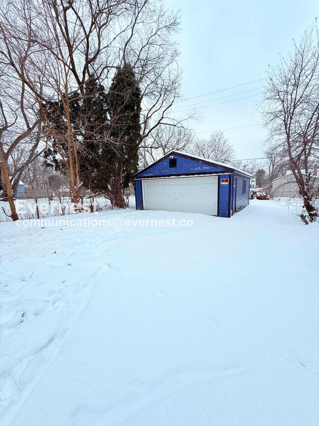 Building Photo - 8431 Rosemont Ave