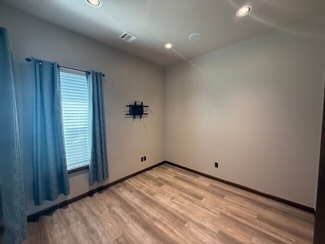 Building Photo - 3 bed plus office, Neighborhood amenities include a neighborhood pond, Pool and playground!