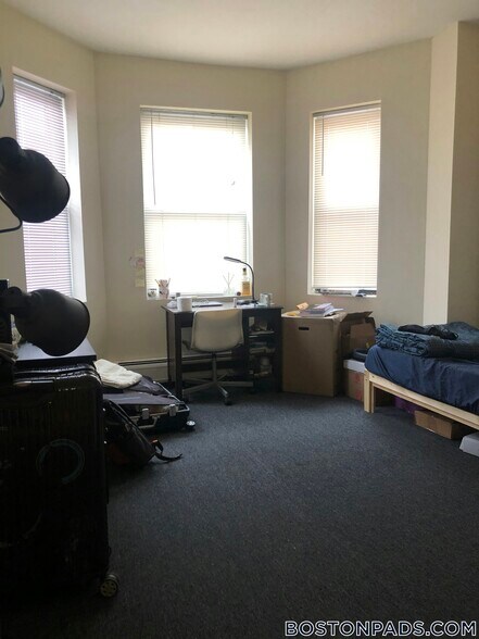 Building Photo - 833 Beacon St