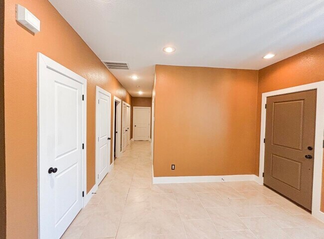 Building Photo - 168 Uplift